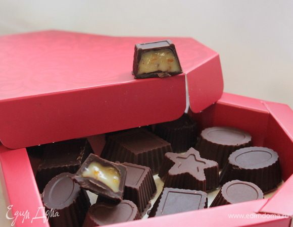 Готовые конфеты аккуратно достать из формочек, упаковать в коробочки или красивые кульки и можно идти в гости))