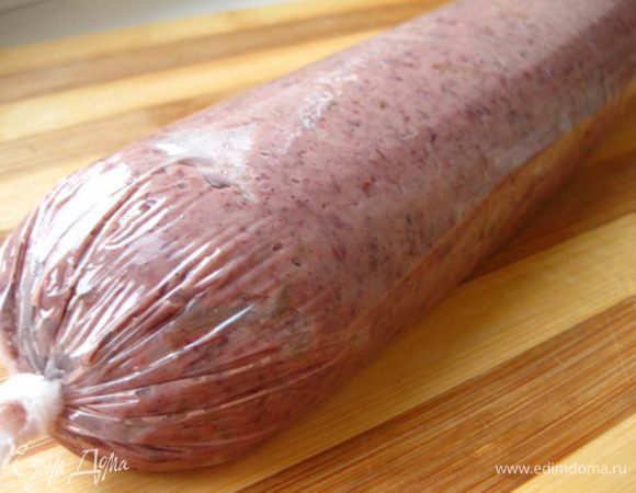 Оформить в виде рулета и охладить.
Я завернула фасолевую массу в пищевую пленку, придав форму "колбаски", которую после охлаждения аккуратно освободила от пленки и переложила на блюдо.