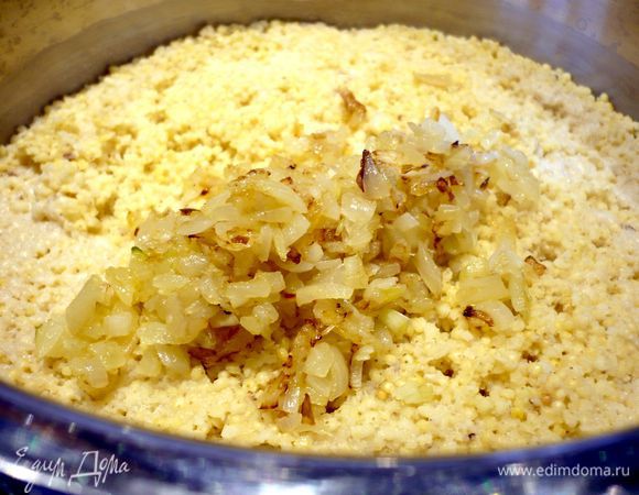 Сварим пшено. Для этого к пшену добавим 600 мл кипятка, доведем до кипения и оставим вариться под приоткрытой крышкой на небольшом огне в течение 15 минут до готовности. Лук и морковь очистим и нарежем лук мелко, а морковь кольцами (если морковь небольшая) или полукольцами (если морковь крупная). Орешки порубим и обжарим на сухой сковороде. Лук обжарим на оливковом масле до золотистого цвета. Добавим лук к готовому пшену.