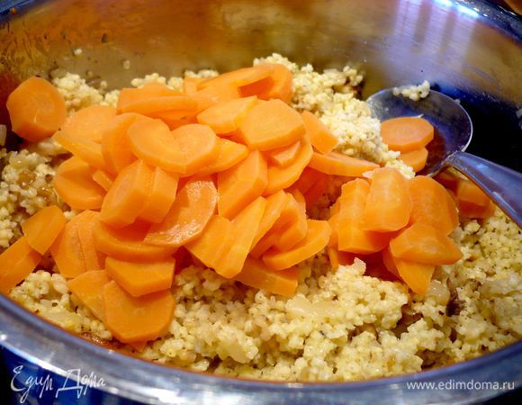 Морковь отварим в смеси молока с водой. 100 мл молочной смеси после варки моркови сохраняем. Добавим морковь и орешки в пшено и перемешаем, посолим, поперчим.