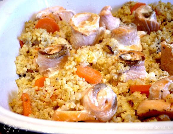 Духовку разогреем до 120 градусов. Филе семги нарежем тонко и свернем рулетиками (для этого филе удобнее всего немного подморозить в морозилке), обжарим в оливковом масле, посолим поперчим и сбрызнем лимонным соком. Выложим пшено с морковкой и луком  в смазанную маслом форму для выпечки, сверху — рулетики из семги, зальем сливками, смешанными с морковным молоком. Ставим в духовку, накрыв листом пергамента, на полчаса. Подаем запеканку, присыпав каперсами. Приятного аппетита!