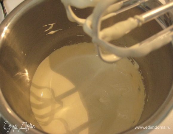 Отделить белки от желтков. Желтки взбить с 30 г сахара и ванильным сахаром до пышной пены.