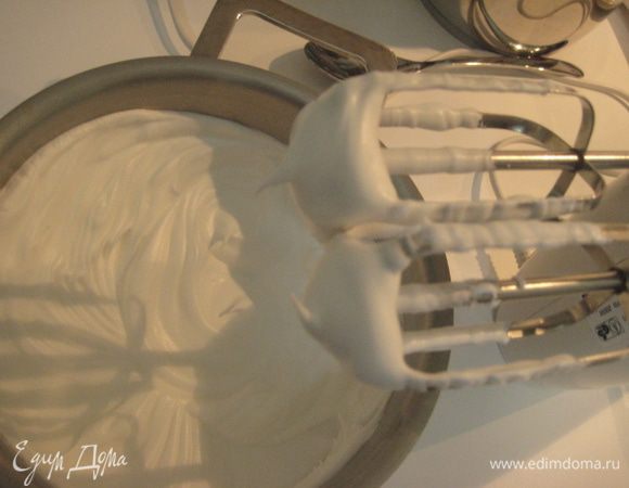 Белки взбить с щепоткой соли и 30 г сахара до устойчивых пиков, как на безе.