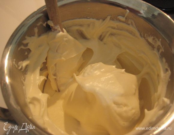 Добавить взбитые белки к желткам, аккуратно перемешать.