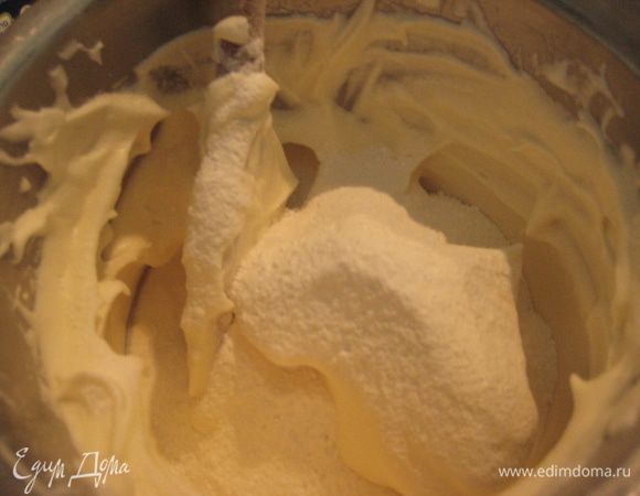 Муку и крахмал просеять, добавить в яичную смесь. Аккуратно перемешать снизу вверх.