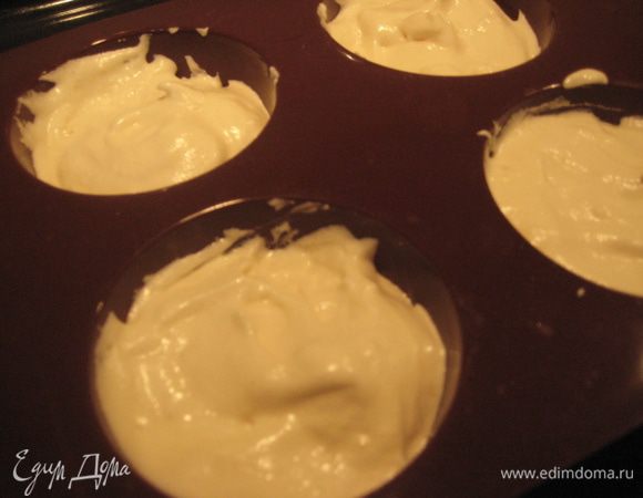 Разложить тесто по формочкам на 3/4, выпекать при температуре 180 гр без вентилятора 20 минут, 