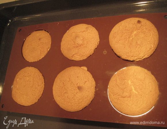 Готовность проверить деревянной шпажкой. У меня получилось 6 маффинов.