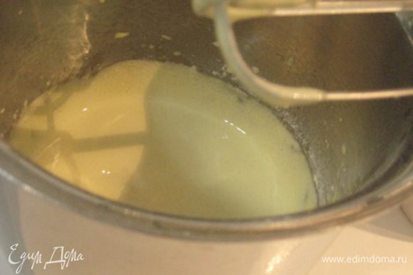Заварной крем: молоко налить в кастрюльку, добавить ванилин, поставить на огонь. Желток растереть с сахаром, добавить муку, размешать. Постепенно добавить горячее молоко в яичную смесь, перемешать,