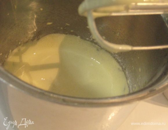 Заварной крем: молоко налить в кастрюльку, добавить ванилин, поставить на огонь. Желток растереть с сахаром, добавить муку, размешать. Постепенно добавить горячее молоко в яичную смесь, перемешать, 