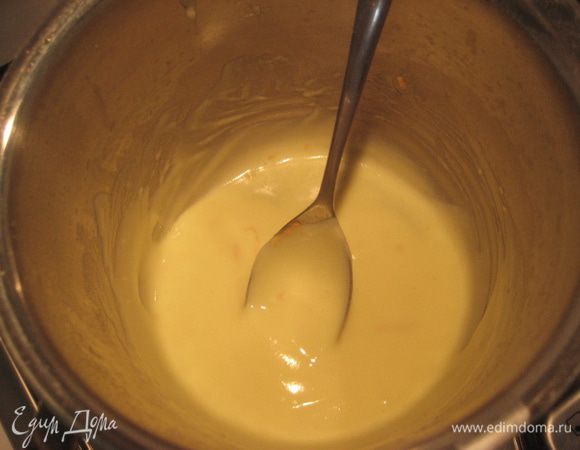 поставить кастрюльку на огонь, варить до загустения несколько минут, добавить апельсиновую цедру.  Крем остудить, накрыть пищевой пленкой, чтоб пленка касалась крема. Поставить в холодильник.