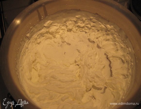 Взбить сливки, добавить к крему, аккуратно перемешать.
