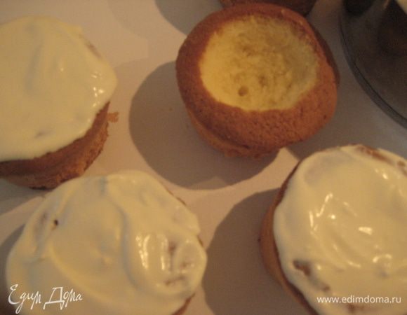 Серединку маффина заполнить заварным кремом, смазать вверх маффинов кремом.