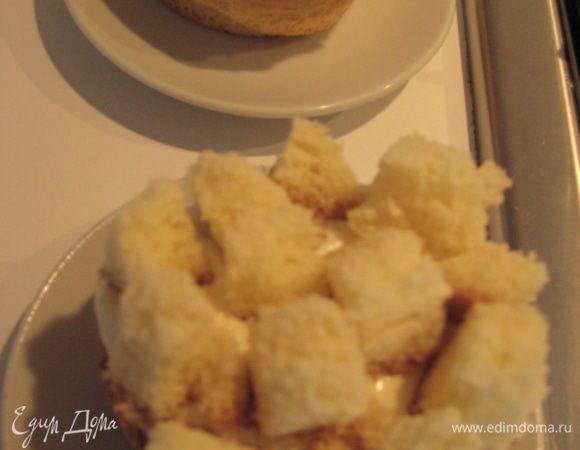 Покрыть маффины сверху нарезанными кубиками. Поставить в холодильник на ночь.