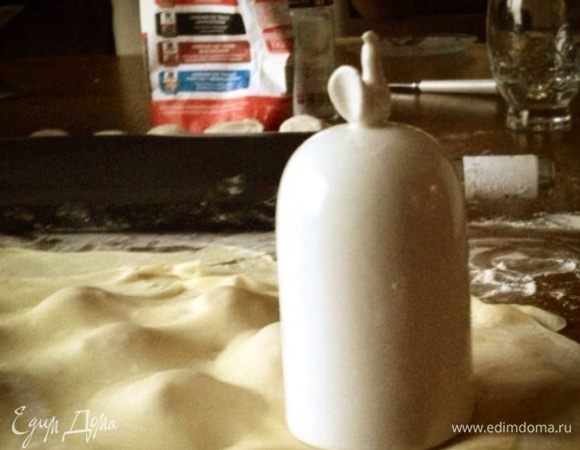 Раскатать два одинаковых пласта теста. На один из них разложить фарш чайной ложечкой и вторым закрыть сверху. Вырезать пельмени рюмочкой ... Получается очень легко и быстро, а фарш не тонет в огромном количестве теста.