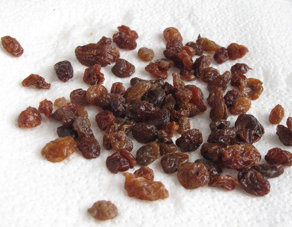 Изюм промойте в горячей воде и обсушите на бумажном полотенце.