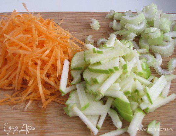 Сельдерей нарежьте тонкими ломтиками, яблоко соломкой.  Яблоко сбрызните лимонным соком, чтобы не потемнело. Морковь натрите на корейской терке.
