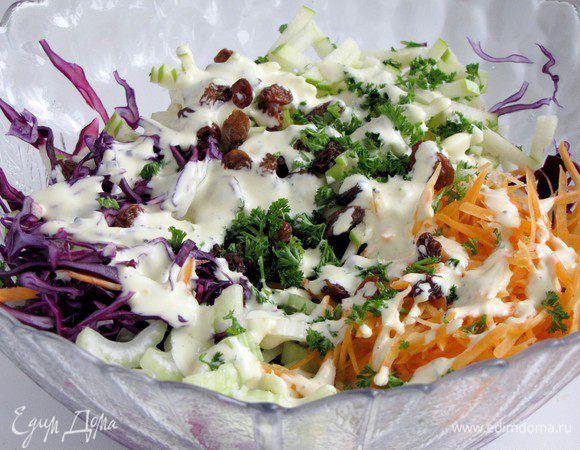 Смешать капусту, морковь, яблоки, сельдерей и изюм. Добавить мелкорубленную петрушку. Полить заправкой. Оставить на 30 минут.