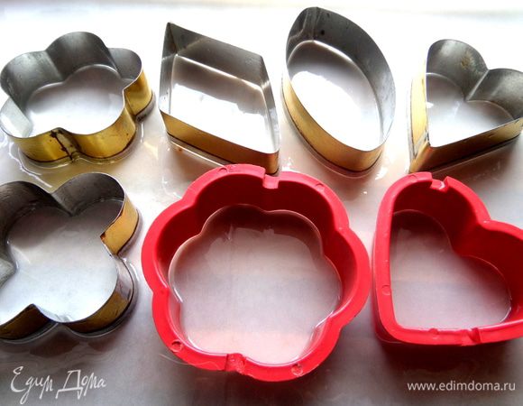 Я уже очень давно выставляла козинаки из кунжута в таких формочках...,но повторюсь: смажем пергамент или плотную плёнку маслом и выложим на неё формочки для печенья,тоже смазав их внутри маслом.