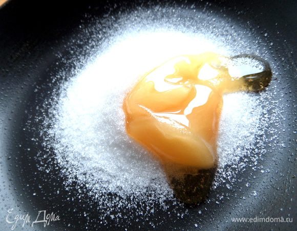 Делаем сироп: на непригораемой сковороде на маленьком огне растопить сахар и мёд.