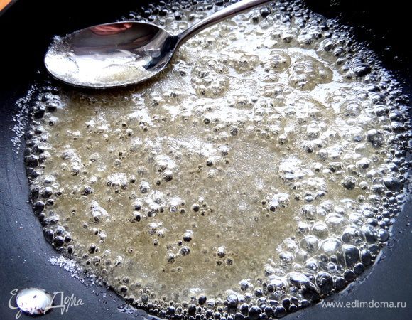 Помешиваем ложкой до растворения сахара.