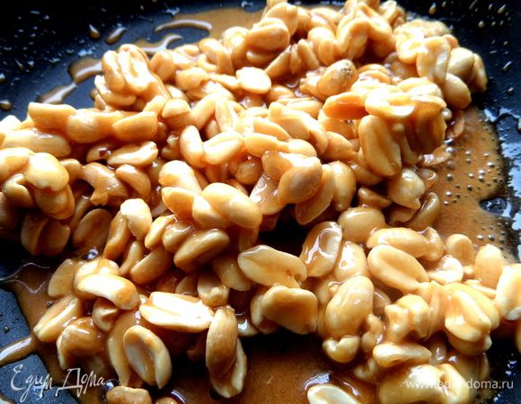 Всё просто: бросаем орешки в сироп,перемешиваем...