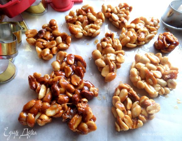 Схватываются орешки в сиропе практически сразу и можно снимать форму.