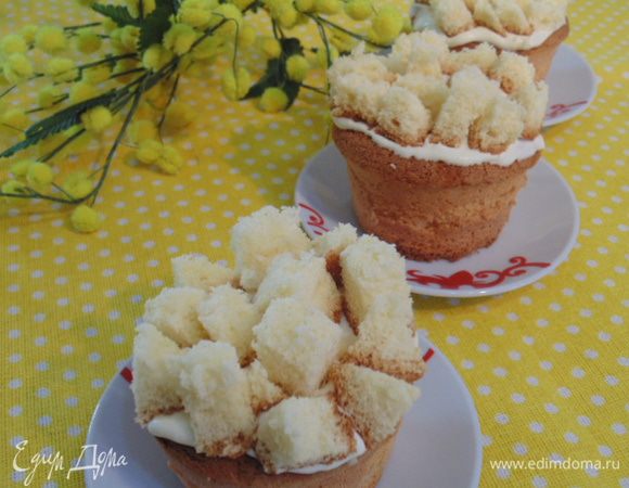 Маффины с ананасовой пропиткой и нежным заварным кремом....ммммм....наслаждение!
С праздником, милые дамы!