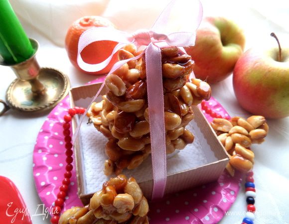 Складываем козинаки стопочкой в плёнке и завязываем симпатичной ленточкой.