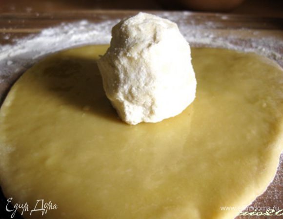 Формирование лепешек.

Тесто разделить на шесть колобков. Каждый раскатать в круг толщиной 0,5см, смазать его растопленным сливочным маслом.
В центр положить начинку.
