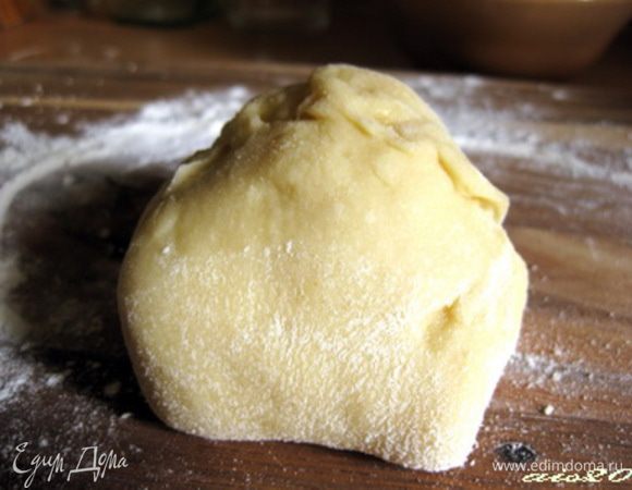 Поднимая края лепёшки вверх, скрепляем их.