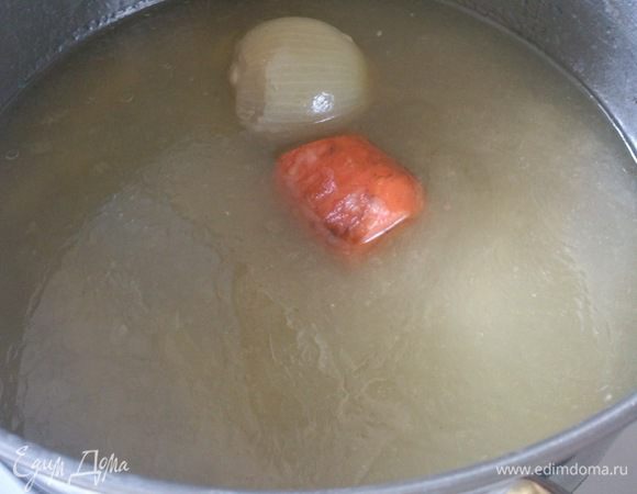 Из указанных продуктов сварить куриный бульон.
