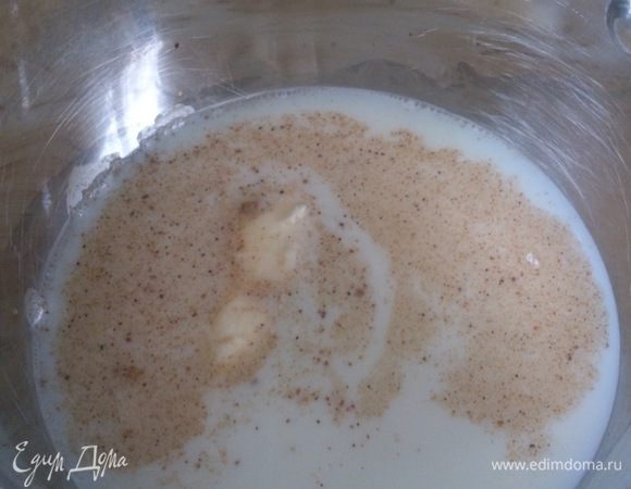 Молоко со сливочным маслом довести до кипения, всыпать специи.