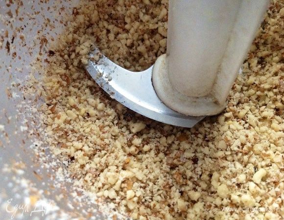 Орехи измельчить в блендере.