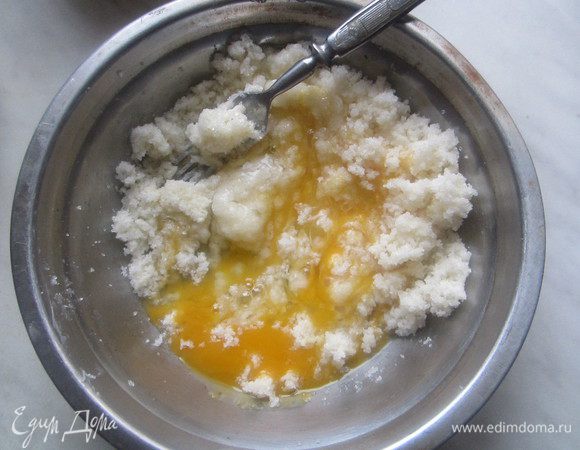 Сливочное масло растереть с сахаром, добавить ванильный сахар и все хорошенько взбить. По одному ввести яйца.