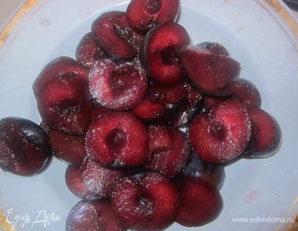 Сливу вымыть , разрезать пополам и вынуть косточки. Можно использовать сливу консервированную, тогда нужно слить сироп.