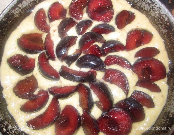 Миндальную муку соединить с яйцами, взбитыми с маслом и сахаром. Тщательно перемешать. Форму для выпекания смазать подсолнечным маслом или выстлать бумагой для выпекания.Тесто выложить в форму и разровнять. Сливы разложить по кругу срезами вверх и слегка вдавить в тесто. Выпекать  40 минут в духовке, разогретой до 200 С.