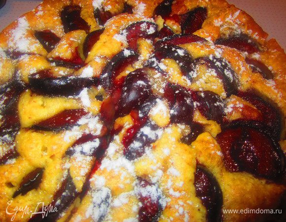 Готовый сливовый пирог вынуть из духовки и посыпать сахарной пудрой. Приятного аппетита!