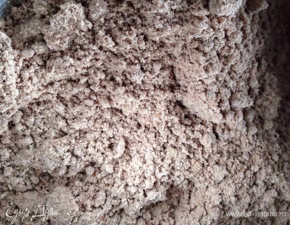 В размягченное сливочное масло просеять муку,какао,добавить орехи и ванильный сахар.Все растереть руками в мелкую кромку.