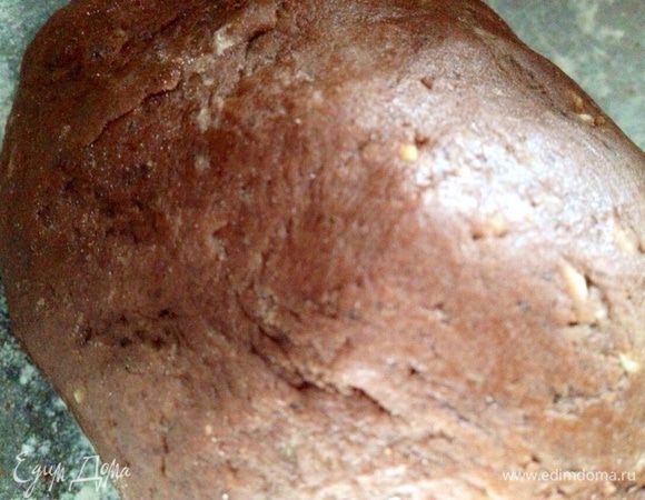 Замесить мягкое тесто (оно должно получиться как мягкий пластилин, если будет плохо замешиваться можно добавить 1-2 ч.л. холодной воды). Убрать в холодильник на 30-60 минут.