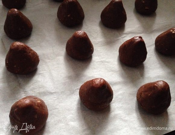 Противень застелить бумагой для выпечки. Из теста скатать сначала шарики,размером с грецкий орех. А потом сформировать печенье, конусообразной формы.
Если хотите, то можете оставить и круглой формы.)