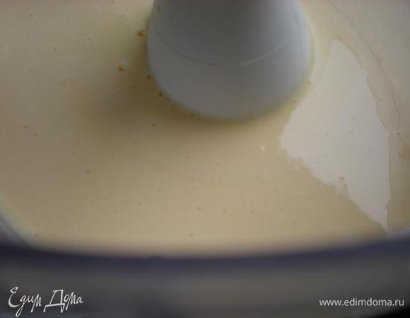 Бисквит. Яйца взбить с сахаром.  


