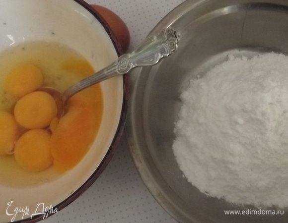 3 яйца , 2 желтка  (отделить от белков), сахарную пудру, ванильный сахар взбить над паром до загустения массы, затем продолжать взбивать ее до охлаждения.