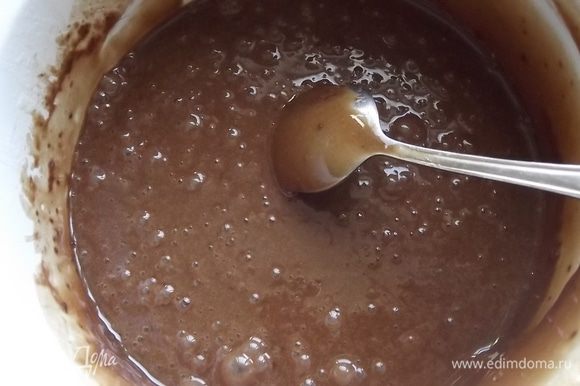 В полученную массу (на 1 шаге) ввести муку, какао, растопленное теплое масло, взбитые с сахаром белки и слегка размешать.
