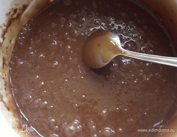 В полученную массу (на 1 шаге)  ввести муку, какао, растопленное теплое масло, взбитые с сахаром белки и слегка размешать.