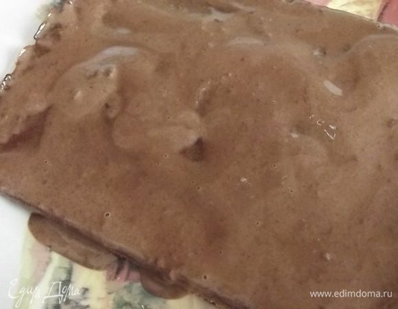 Готовое тесто выложить на выстланный бумагой для выпекания лист и выпечь в  духовке 200С 30 минут . Готовое изделие охладить, разрезать на одинаковые 4 части.