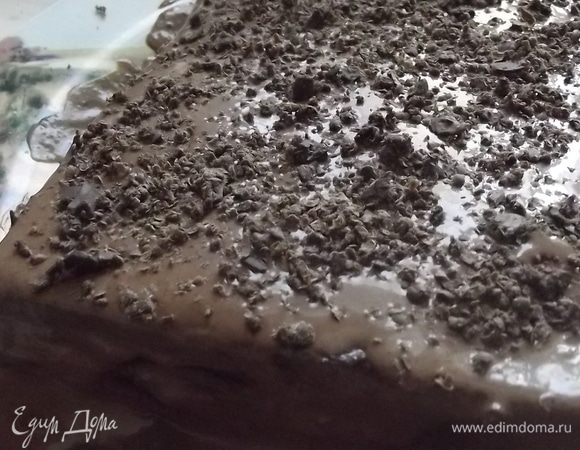 Приготовить крем. Шоколад разломить на кусочки, немного можно оставить для посыпки верха ( по желанию). Ингредиенты для крема смешать, до загустения сварить на небольшом огне, постоянно помешивая, охладить.  Собрать тортик, промазывая каждый слой кремом.