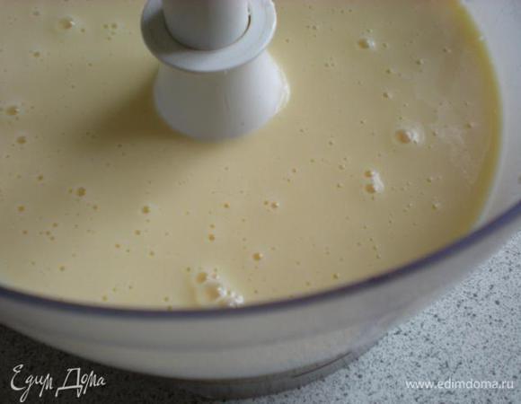 Добавить сгущенное молоко и сметану, взбить до однородной консистенции.