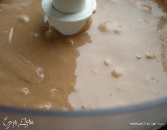 Муку просеять с разрыхлителем и какао. Постепенно добавлять в яичную смесь. 