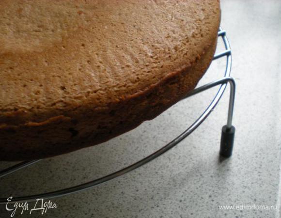 Тесто разделить на две части. Выпекать поочередно в застеленной пергаментной бумагой и смазанной маслом форме в предварительно разогретой духовке до 180* на протяжении 30 минут. Дать остыть на решетке и разрезать коржи пополам. 