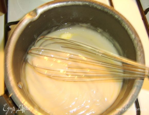 Добавить сахар в смесь и поставить на средний огонь, нагревать , помешивая, но не доводить до кипения. Смесь заметно загустеет. Добавить масло и снять с огня.
